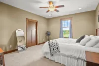 Barn! Golf Sim/Theater, Bunk Slide, Mini Golf, Hot Tub, Saloon Bar, Firepit!