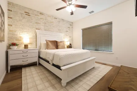 Cowboy's Condo/ Steps to Stadium