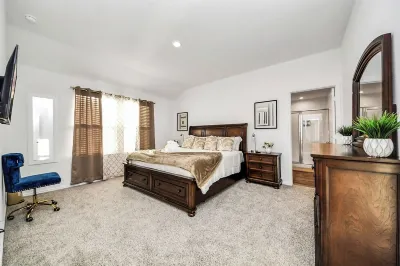 Rammies 3-bedroom Cozy house with community Pool Access in Fulshear Hotels near Cinco Ranch II Pavillion and Park at Spring Lake