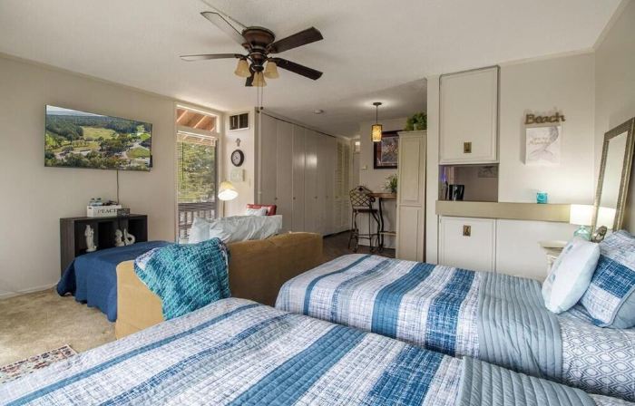 Cozy upstairs Studio Condo at Diamondhead overlooking the Lake & Country Club