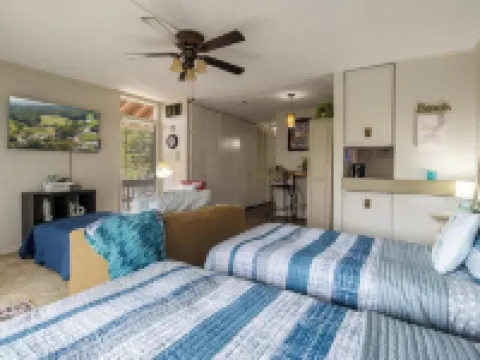 Cozy upstairs Studio Condo at Diamondhead overlooking the Lake & Country Club Hotels in Diamondhead