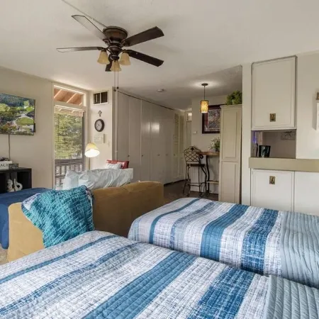 Cozy upstairs Studio Condo at Diamondhead overlooking the Lake & Country Club