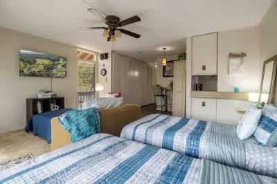 Cozy upstairs Studio Condo at Diamondhead overlooking the Lake & Country Club Hotel dekat THE RED ZONE