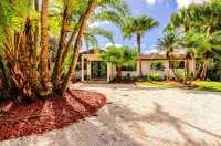 Magical Wonderkoi House in a Japanese Koi Garden Hotels near Homestead-Miami Speedway