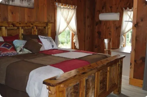 Charming and private 3-bedroom cottage in Danbury with WiFi, fitness room, AC