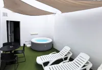 Atypicap Capsule Hostel - Bathtub