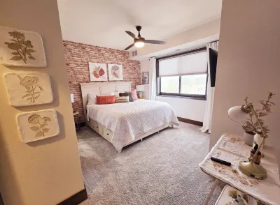 Beautiful 2 Bedroom Condo Hotels near ديترويت ليكس