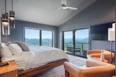 SkyHaüs @Lake Burton - World-Class Views, Infinity Hot Tub, 3 Grills, & Porches. Hotels in 