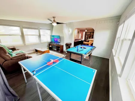 Oasis w/ Hot Tub, Big yard, Fire Pit, Pool table,Ping Pong and more