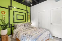 A Vibrant & Chic Studio 5 Min from Broadway Hotels near Walmart Supercenter