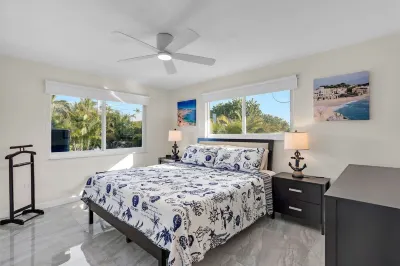 A Serene Florida Escape in Big Pine Key 3 bed 2 bath house, pool, dock, sleep 8 Hotel in zona Long Beach