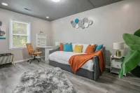 "Escape to Ellis Hideaway: Cozy 2-Bedroom Retreat with 1.5 Baths