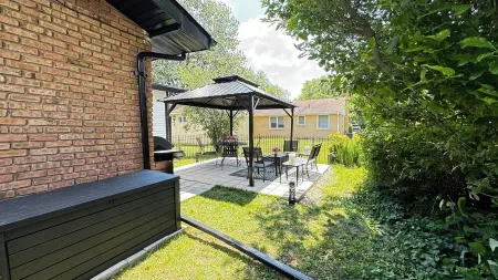 Charming 3-Bed Retreat Perfect for Family, Friends, or Romantic Getaways. 48603