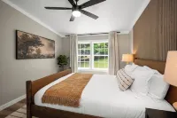 7min to NRG - Sauna, Hot tub, Firepit, Huge Deck