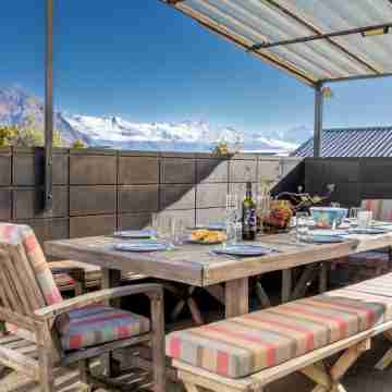 Modern Family  Holiday home with sensational views peaceful paradise (sleeps 11) Dining/Meeting Rooms