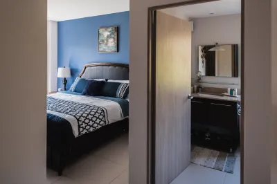 Luxurious Condo, 5min walk to beach/town, Amazing pool and amenities !