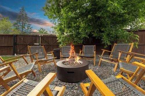 Sloan's Lake Luxury: Fire Pit Fun, Dog-Friendly, EV Charging Hotels in Wheat Ridge