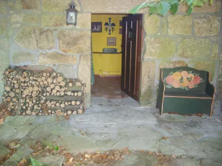 Rural house of the 18th century, overlooking the Aldán estuary.