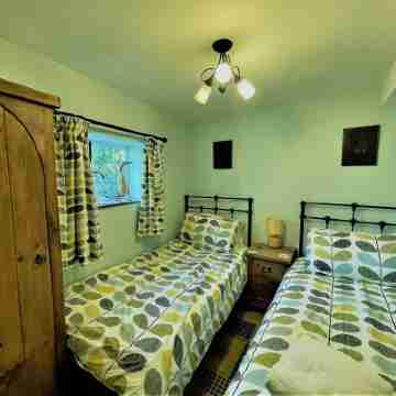 A Quaint Grade 11 Listed Detached Stone Cottage In Lower Slaughter with parking. Rooms