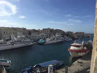 Beautiful air-conditioned 3-room apartment ideally located in the city center Canal view