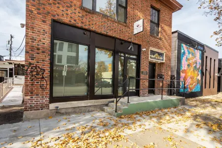 Modern condo #Self checkin #CityLife #Location #Rooftop Deck Отели рядом с достопримечательностью «Park Nicollet Eye Care and Optical Store St. Louis Park»