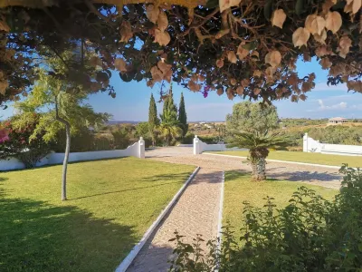 CASA DOS AVOS, Stylish vacation home in a nature reserve near the beach with pool Hotel dekat Serenity - Centro do bem-estar