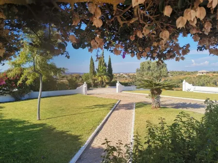 CASA DOS AVOS, Stylish vacation home in a nature reserve near the beach with pool Отели рядом с достопримечательностью «Serenity - Centro do bem-estar»