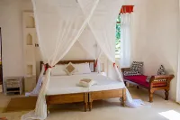 Monkey Beach House, Beachfront, Ocean Views,  Shared Pool, Staff Provided