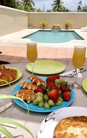 Breathtaking relaxing!! Easy Walk to the Beach,Very Private Pool Setting