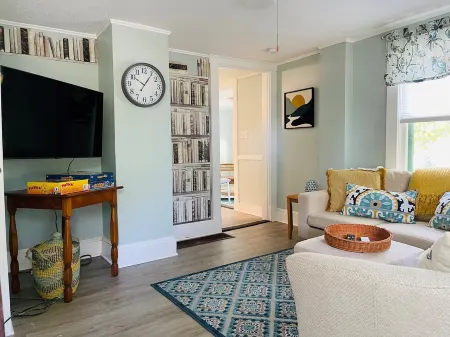 115 Rose Cottage with 2 bedroom walk to Groton Bay