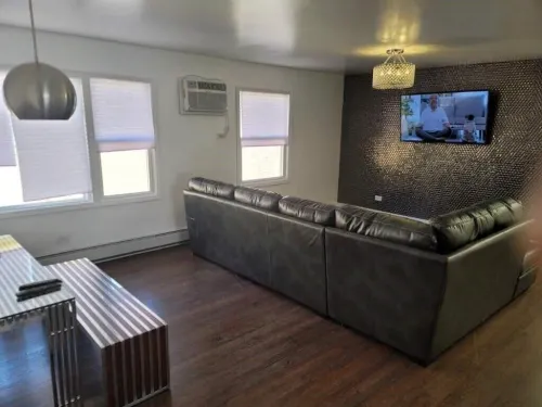 Spacious 3-bedroom, 2-bath condo, free parking/Oak Park Hotels in Oak Park