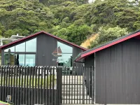 Stylish Contemporary Urban Retreat.  4 minute walk to the beach. Hotels in 