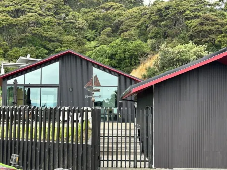 Stylish Contemporary Urban Retreat.  4 minute walk to the beach.