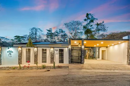 Villa Wahoo - Luxury 4BR Villa & Pool, Playa Grande Estates, 300m to the Beach