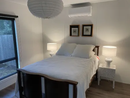 Somers Holiday House - Across the road from the beach Отели в г. Сомерс