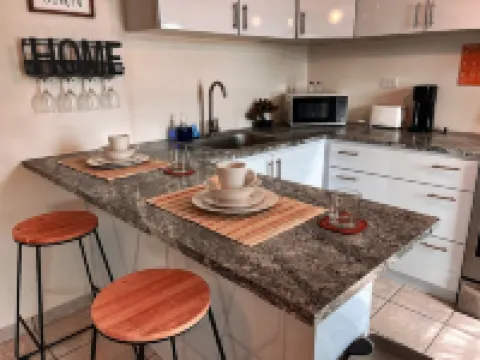 Remodeled Apartment-electric generator-8 min to beach