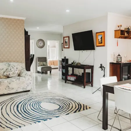 3-bedroom apartment. 10min away from CathedralTranvia stops in front of it.