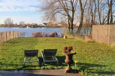 Cozy house at the lake