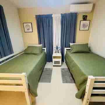 Cozy Apartment, Backyard & Balcony Pool First Floor Gated, Electricity Included. Rooms