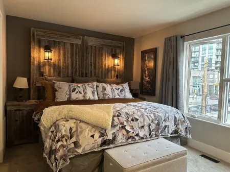 Downtown Calgary 2-bedroom Townhouse Отели рядом с достопримечательностью «Парк Эдворти»