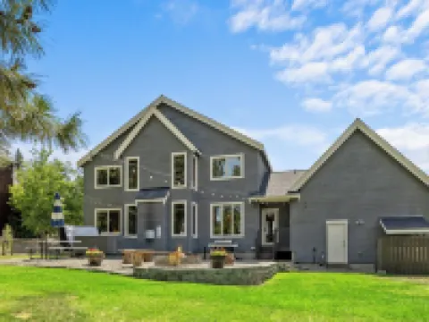 Family Fun Getaway w/Pool, Private Hot Tub, Games & BBQ! Hotels in Ronald
