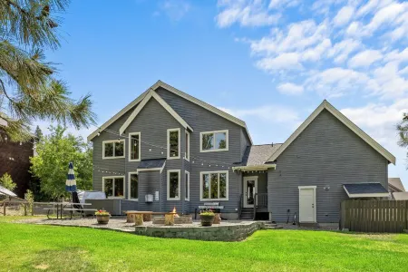 Family Fun Getaway w/Pool, Private Hot Tub, Games & BBQ!