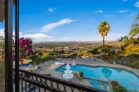 Central Location, Spectacular Views, Pool, Hottub