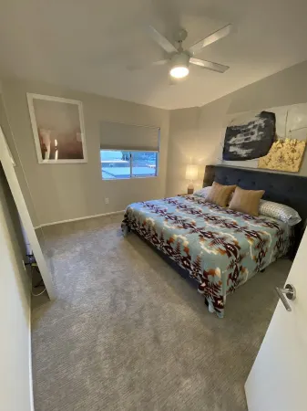 Coastal Condo w/Great Amenities, Walkable to Beach Отели рядом с достопримечательностью «Солт Крик Бич»