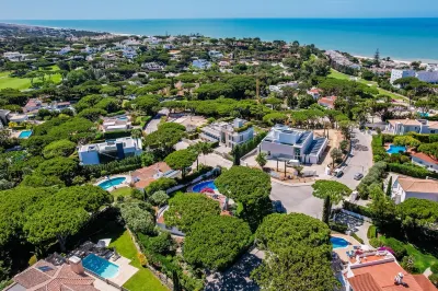 Traditional 3 bedroom villa with great pool in the heart of Vale do Lobo Hoteles cerca de Praia de Vale do Lobo