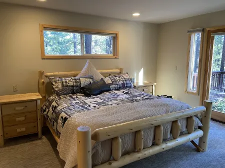 Spacious 3100 sq ft sleeps 10: 4 bd 3 bath Ping Pong Game Rm and jacuzzi bathtub Отели рядом с достопримечательностью «California Historical Landmark 780-6: Transcontinental Railroad in Truckee»