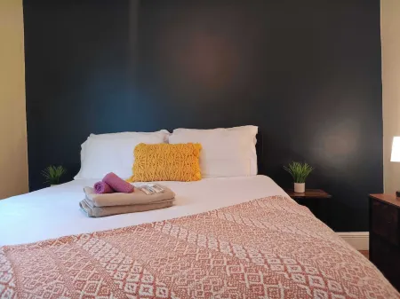 The East Loft at Dartmouth Avenue *New 1 Bed-Apt. Отели рядом с достопримечательностью «Парк Роджер Уильямс»