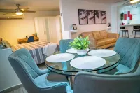 Steps to the beach, 5 mins to airport, cozy and modern, excellent location!