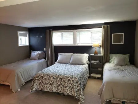 Family Friendly Home on Lake Winnisquam Отели в г. Мередит