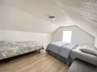 Mountain getaway w/ hot tub & heated garage Các khách sạn ở Crowsnest Pass